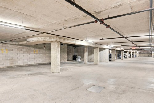 Garage - 305-995 Rue Jules-Poitras, Montréal (Saint-Laurent), QC 