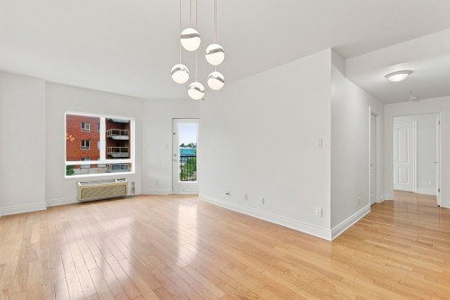 Salon - 305-995 Rue Jules-Poitras, Montréal (Saint-Laurent), QC 