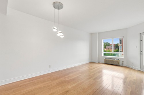 Salon - 305-995 Rue Jules-Poitras, Montréal (Saint-Laurent), QC 
