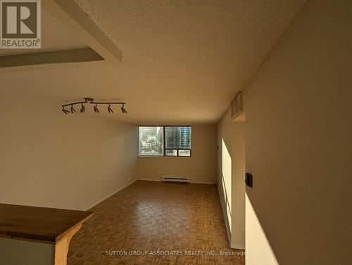 2004 - 914 YONGE STREET , Toronto, Ontario M4W 3C8 3