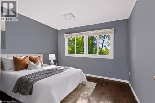Hardwood-style flooring with a window featuring horizontal blinds - 121 University Avenue E Unit# 102, Waterloo, ON 