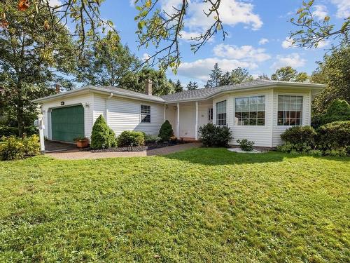 15 OAKLAND Drive  Charlottetown, PE C1C 1M9