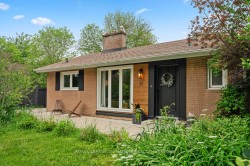 11 Yewfield Crescent Toronto, ON M3B 2Y4