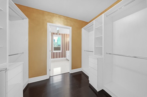 Penderie (Walk-in) - 406-1435 Rue St-Jacques, Montréal (Ville-Marie), QC 