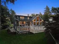 2535 Queenswood Dr Saanich, BC V8N 1X4
