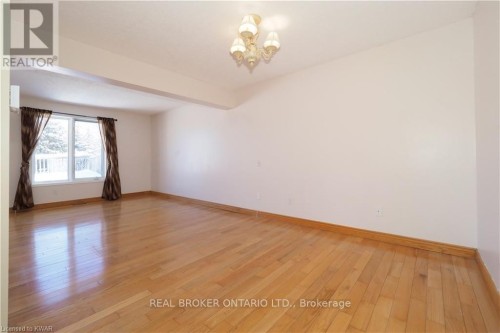 UNIT A - 258 INVERHURON CRESCENT , Waterloo, Ontario N2V 2H5 4