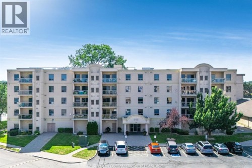 315 Village Grove Unit# 305  Tecumseh, ON N8N 5G4