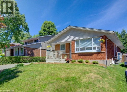136 DUNSMERE Drive  Kitchener, ON N2E 1V7