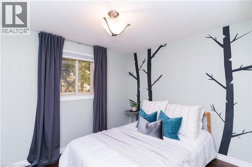 Recessed window with white trim, a single-pane window, and a drum ceiling light fixture - 543 Drummerhill Crescent, Waterloo, ON 