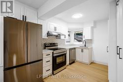 Bright updated kitchen with modern finishes - 