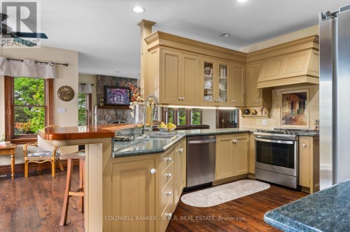 Kitchen with Bar Counter - 26 Mill Run Gate, Uxbridge, ON 