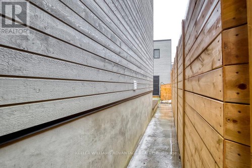 LOWER - 325 PERTH AVENUE , Toronto, Ontario M6P 3X9 2
