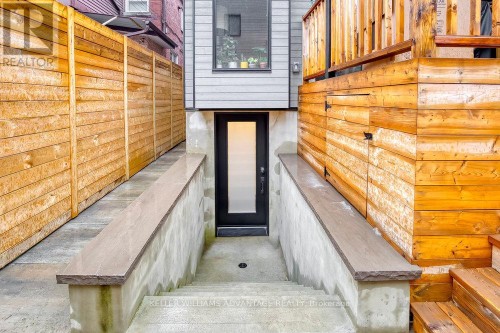 LOWER - 325 PERTH AVENUE , Toronto, Ontario M6P 3X9 4