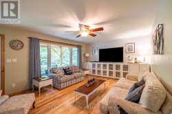 Livingroom with large picture window - 