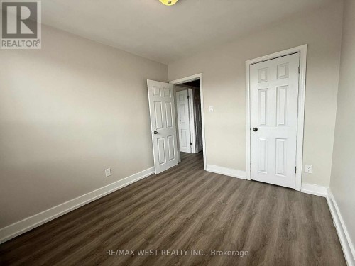 2 - 402 ROYAL YORK ROAD , Toronto, Ontario M8Y 2R5 4