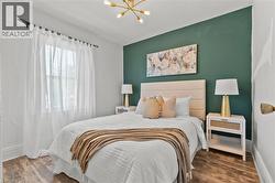 Accent wall with a rich green finish - 