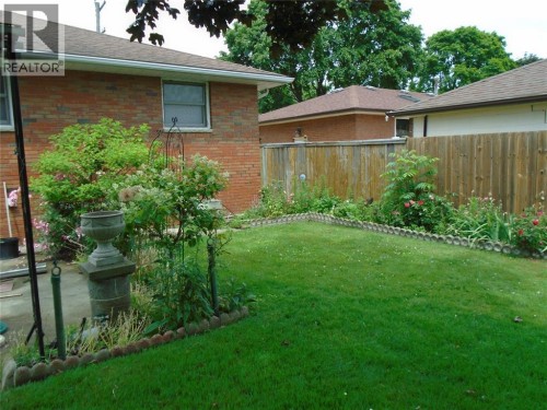 1096 INDIAN ROAD North , Sarnia, Ontario N7V 4C5 3