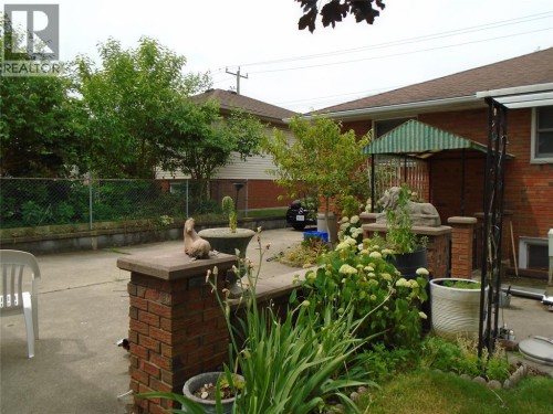 1096 INDIAN ROAD North , Sarnia, Ontario N7V 4C5 4