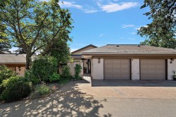 #32-901 Kentwood Lane Saanich, BC V8Y 2Y7
