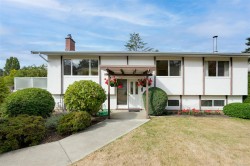 4218 Thornhill Cres Saanich, BC V8N 3G5