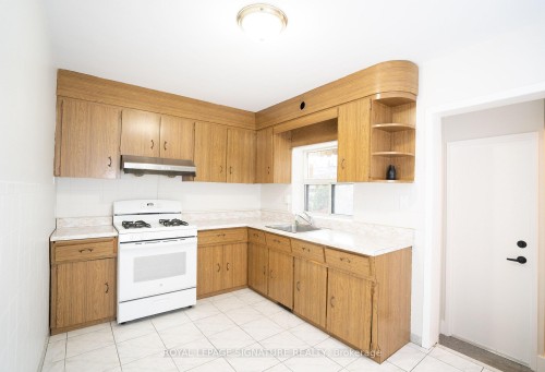 Upper-393 Milverton Boulevard , Toronto, ON M4J 1W1 5