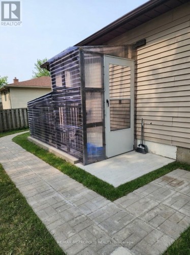 65 GLORIA STREET , Barrie, Ontario L4N 5W5 2