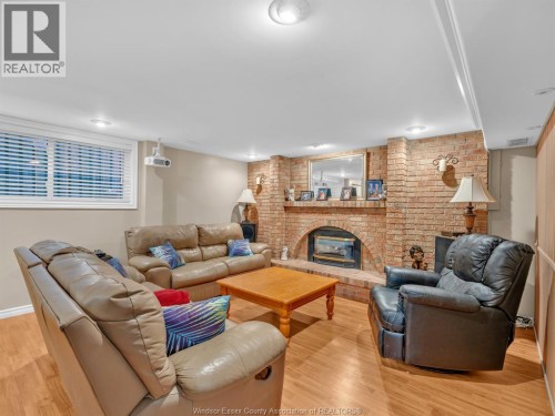 9975 Holly Crescent, Windsor, ON 