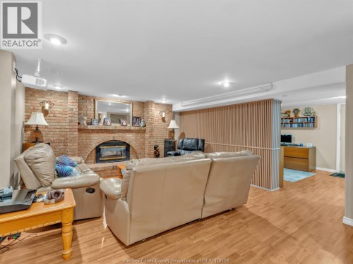 9975 Holly Crescent, Windsor, ON 