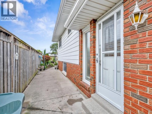 9975 Holly Crescent, Windsor, ON 