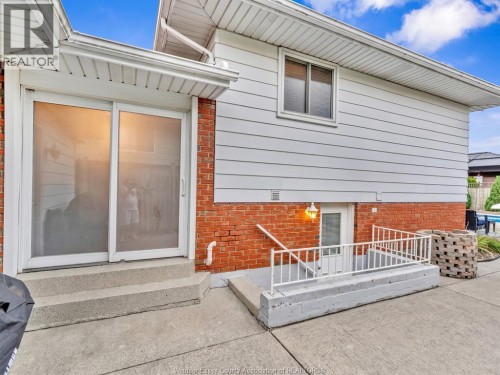 9975 Holly Crescent, Windsor, ON 
