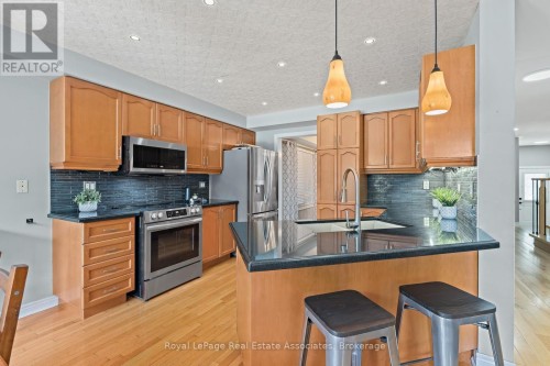 1069 Knotty Pine Grove, Mississauga, ON 