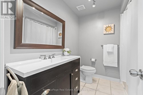 1069 Knotty Pine Grove, Mississauga, ON 