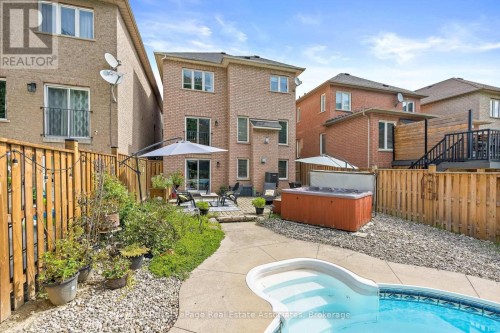 1069 Knotty Pine Grove, Mississauga, ON 