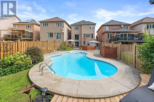 1069 Knotty Pine Grove, Mississauga, ON 