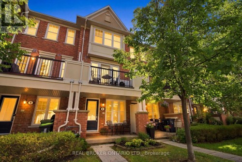 8 Ayers Crescent, Toronto, ON 