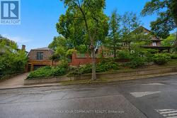 62 INDIAN GROVE Toronto, ON M6R 2Y4