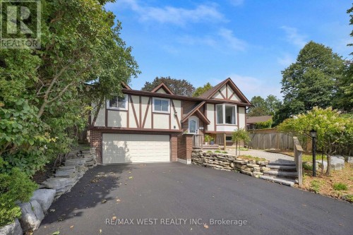 4 FLEMINGTON COURT  Whitby, ON L1N 5X2