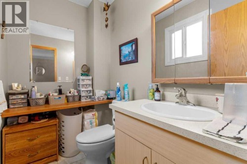 Ensuite - 46 Meadowview Close, Sylvan Lake, AB 
