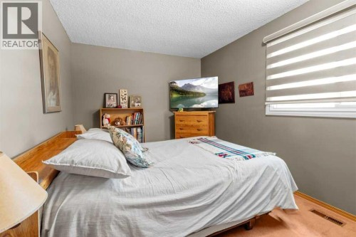 Upper bedroom - 46 Meadowview Close, Sylvan Lake, AB 