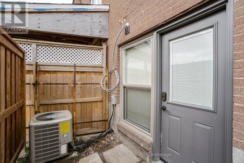 49 GULFSTREAM ROAD E , Toronto, Ontario M9M 1S4 5