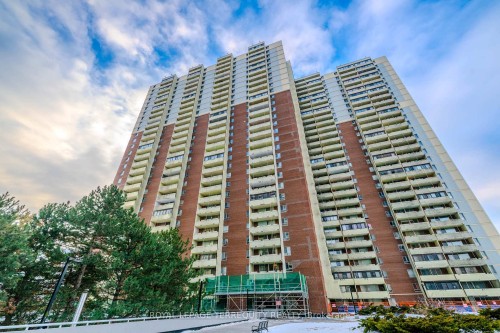 1703-1 Massey Square  Toronto, ON M4C 5L4