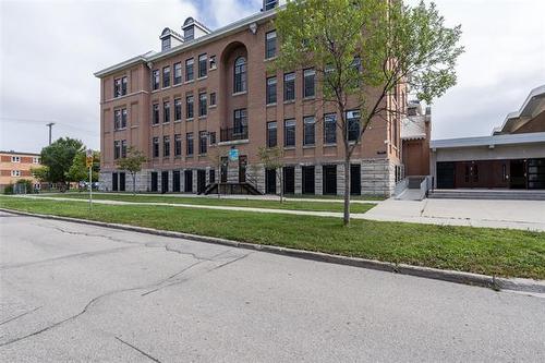 709 Fleet Ave, Winnipeg, MB 