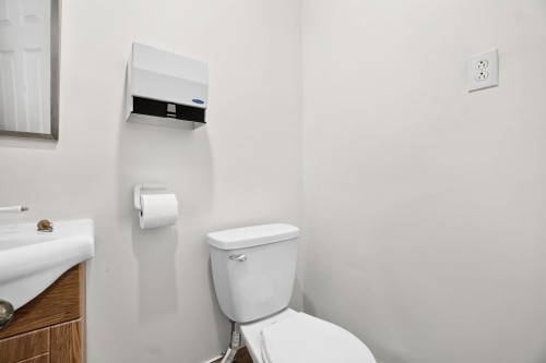 Salle d'eau - 710 Boul. Décarie, Montréal (Saint-Laurent), QC 