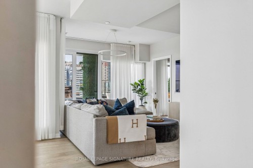 702-10 Graphophone Grove , Toronto, ON M6H 0E5 3