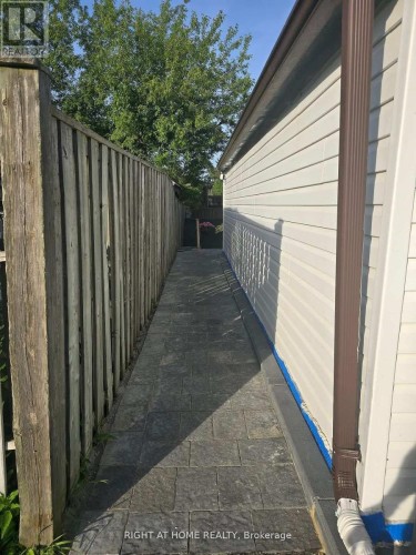 869 GRENOBLE BOULEVARD E , Pickering, Ontario L1W 1T7 2