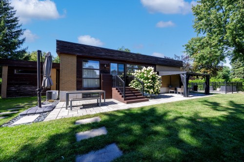 Cour - 2 Av. Balzac, Candiac, QC 