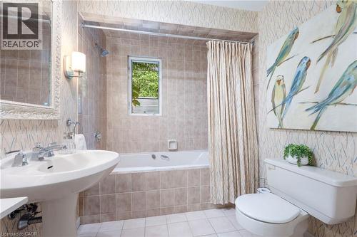 Bathroom with Jetted Tub - 1529 Wembury Road, Mississauga, ON 