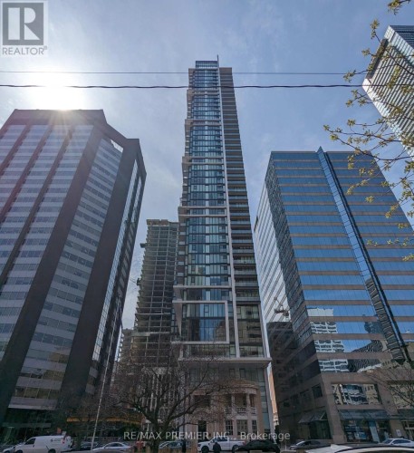 1907 - 426 UNIVERSITY AVENUE , Toronto, Ontario M5G 1S9 2