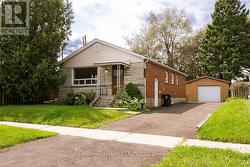 4 BERGEN ROAD Toronto, ON M1P 1R9
