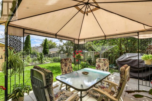 Patio with an umbrella - 6399 Colebrook Crescent, Mississauga, ON 